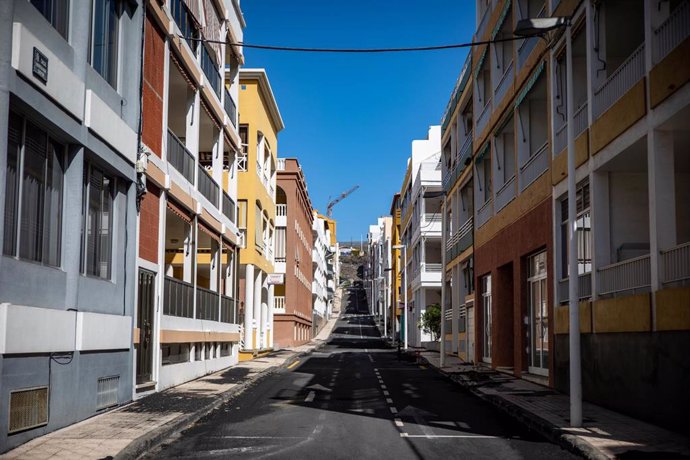 Archivo - Restos de ceniza en una calle del barrio costero de Puerto Naos, a 13 de septiembre de 2022, en Los Llanos de Aridane, La Palma, Canarias (España). A seis días de que se cumpla el aniversario de la entrada en erupción del Cumbre Vieja, el 19 d