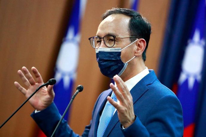 Archivo - 25 September 2021, Taiwan, Taipeh: Eric Chu speaks to the media after winning the chairmanship election of Taiwan's main opposition Kuomintang, eliminating three other rivals including the incumbent Johnny Chiang. Photo: Daniel Ceng Shou-Yi/ZU