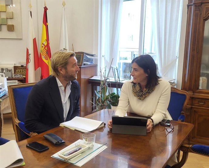El portavoz del PRC en el Ayuntamiento de Santander, Felipe Piña, con la alcaldesa, Gema Igual