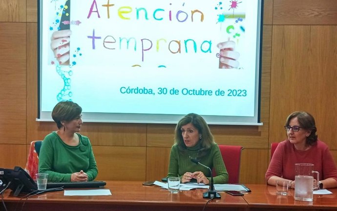 Botella (centro) interviene en las jornadas de buenas prácticas en Atención Infantil Temprana.