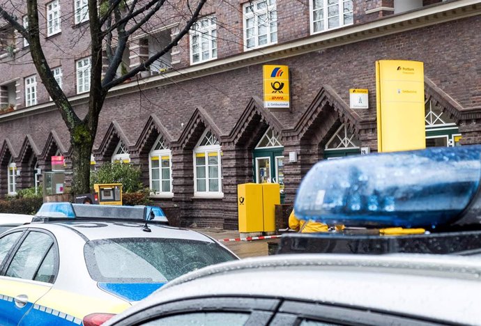 Archivo - 14 March 2019, Hamburg: Police vehicles are seen parked in front of a Deutsche Postbank branch where perpetrator fled after an attempted robbery. Photo: Daniel Bockwoldt/dpa