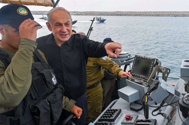 Benjamin Netanyahu, primer ministro de Israel, durante una visita a militares en Ashdod