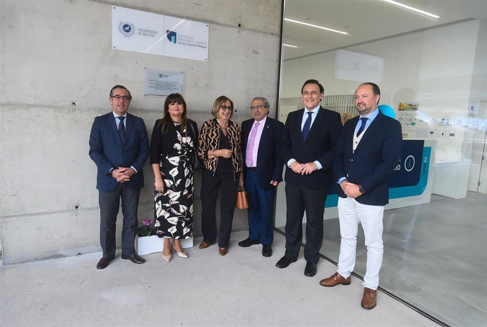 El consejero de Universidad, Investigación e Innovación, José Carlos Gómez Villamandos (2d), en la foto de familia antes del acto de presentación del edificio de la Facultad de Psicología y Logopedia del Campus de Teatinos de la Universidad de Málaga.
