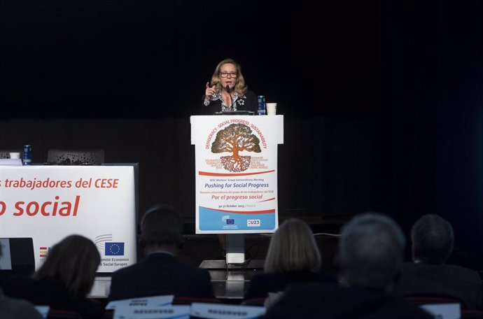 La vicepresidenta primera y ministra de Economía y Transformación Digital en funciones, Nadia Calviño, interviene durante la Reunión Extraordinaria del Grupo de los Trabajadores, en la sede de CCOO. 