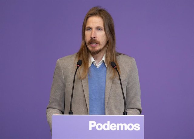El portavoz de Podemos, Pablo Fernández, ofrece una rueda de prensa, en la sede de Podemos, a 30 de octubre de 2023, en Madrid (España). 