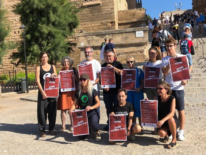 Miembros de la Contracumbre Social del Turismo en la presentación de la manifestación.