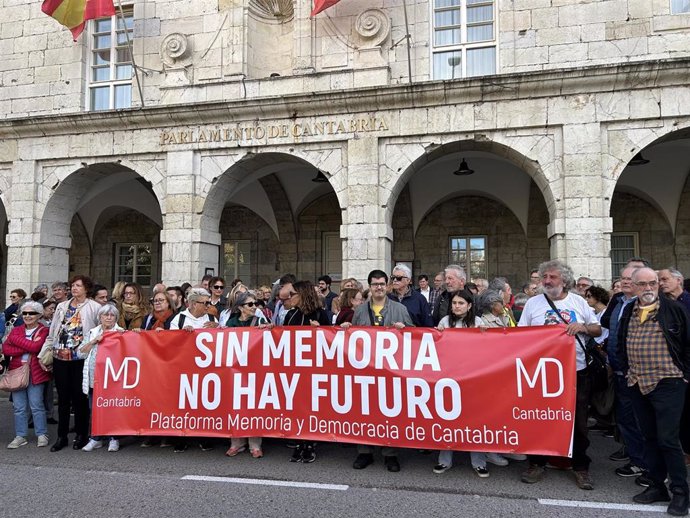 Concentración frente al Parlamento para defender la Ley de Memoria Histórica y Democrática