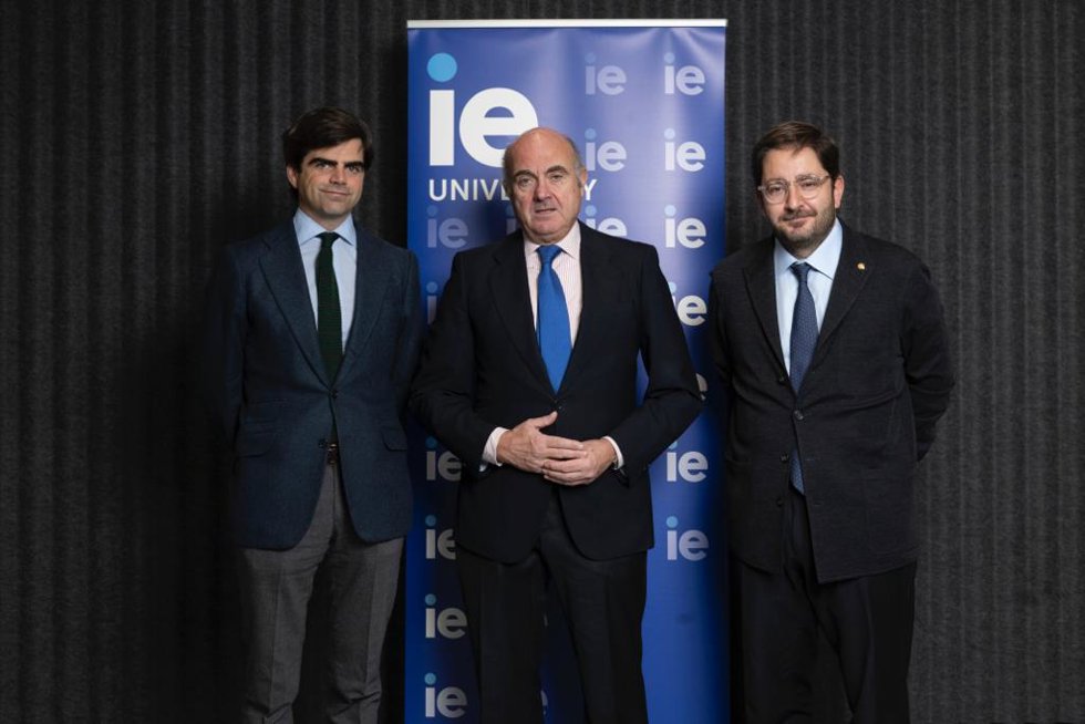 Diego del Alcázar Benjumea, CEO De IE University, Luis de Guindos, VP del BCE y Manuel Muñiz, provost de IE University