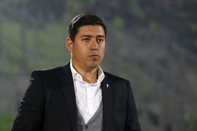 Futbol, Santiago Wanderers vs Deportes Iquique. Quinta fecha, Campeonato de Transicion 2017. El entrenador de Santiago Wanderers Nicolas Cordova toma su lugar previo al partido de primera division contra Deportes Iquique disputado en el estadio