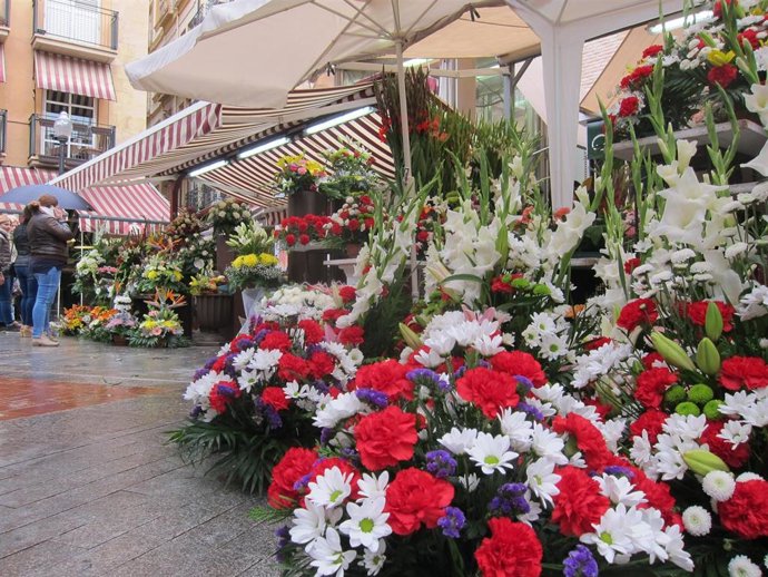 Archivo - Las rosas, las margaritas, los claveles y los gladiolos son las flores preferidas por los murcianos para el Día de los Todos los Santos