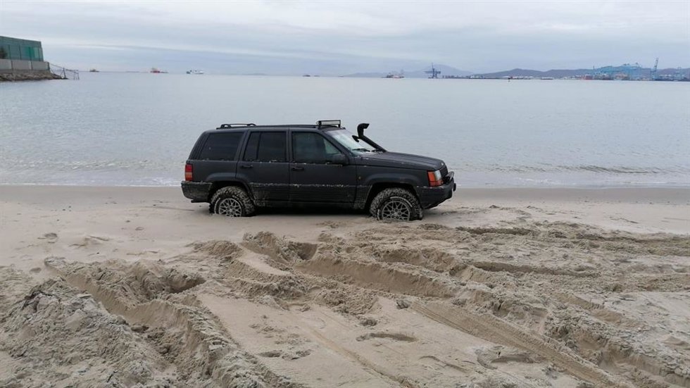 Incautan en la playa de Los Barrios una embarcación, dos todoterrenos y diez garrafas de gasolina