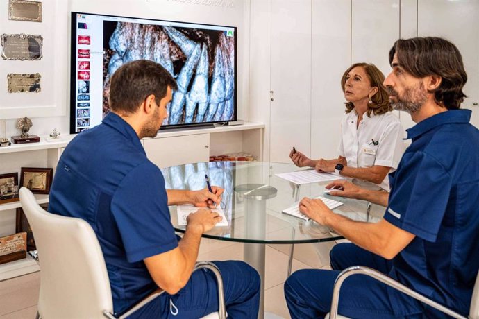 Los doctores David Castellanos, Fe Serrano y Javier Prieto estudian el paso de un paciente de Clínicas Prieto&Serrano - Indexa Mkt Salud.