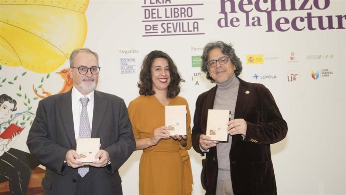 El editor Antonio María Ávila, Fernando Iwasaki y gestora cultural Alicia Bululú, premios Feria del Libro