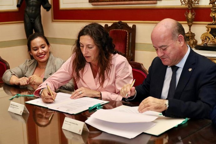 Junta y Ayuntamiento de Antequera firman el convenio para garantizar la ayuda a domicilio en la localidad