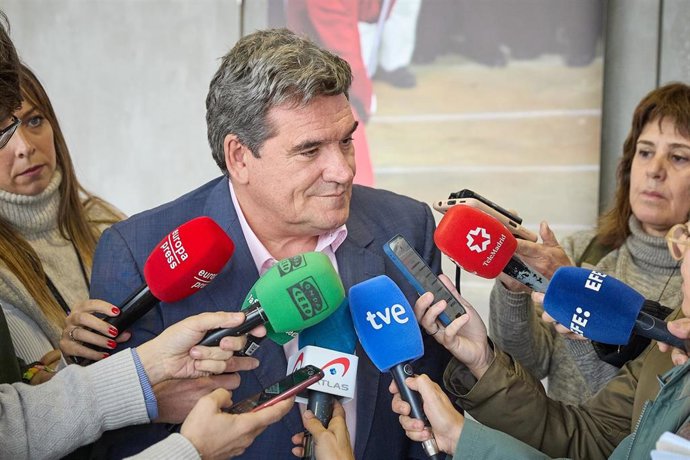 (I-D) El Ministro de Inclusión, Seguridad Social y Migraciones, José Luis Escrivá, ofrece declaraciones a los medios en la sede del Comité Olímpico Español, a 26 de octubre de 2023, en Madrid (España). Durante este acto se han presentado los embajadores