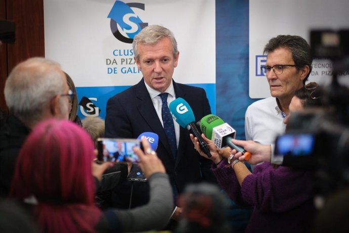 El presidente de la Xunta de Galicia, Alfonso Rueda, se reúne con representantes del Clúster de la Pizarra en Carballeda de Valdeorras (Ourense)