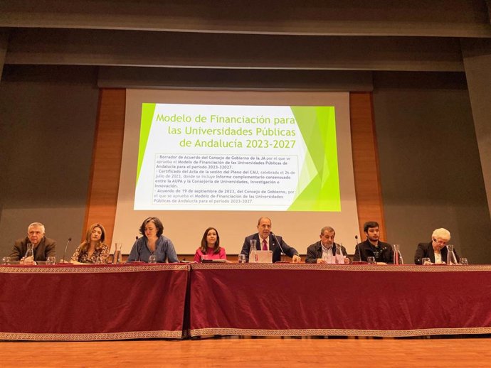 El rector presidiendo el claustro