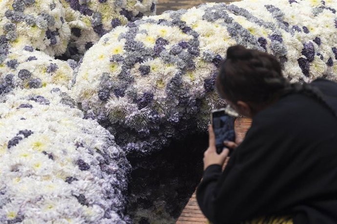 La instalación 'Flor negra/Eco blanco' del artista Tadao Cern para Flora 2023.