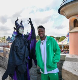 El delantero brasileño del Real Madrid Vinícius Jr. Celebra el triunfo en El Clásico y la temporada de Halloween en familia en Disneyland París.