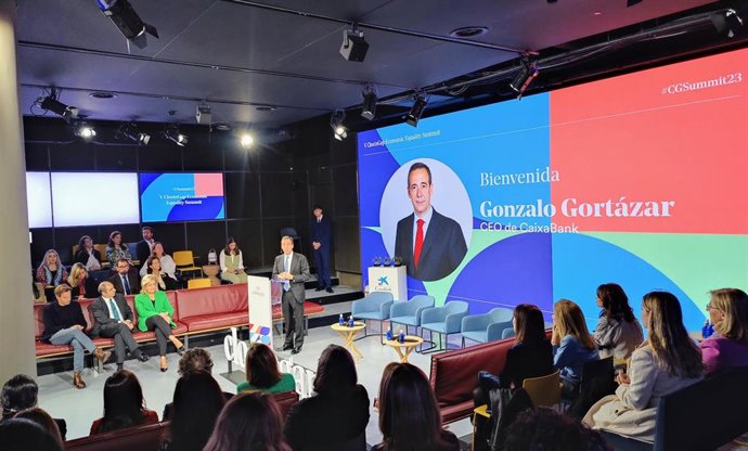 El consejero delegado de CaixaBank, Gonzalo Gortázar, en el V Economic Equality Summit de la Asociación ClosinGap, celebrado en la 'all in one' de CaixaBank, a 30 de octubre de 2023 en Madrid.