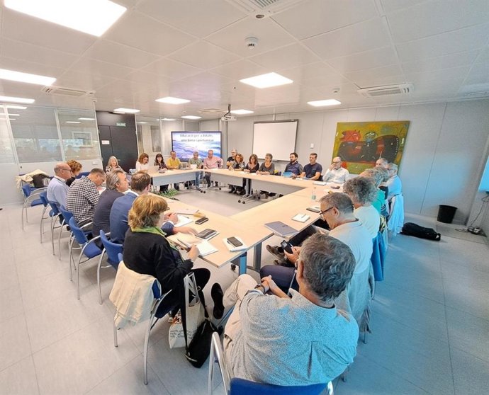 El conseller de Educación y Universidades, Antoni Vera, en la reunión con directores de centros de educación de personas adultas.