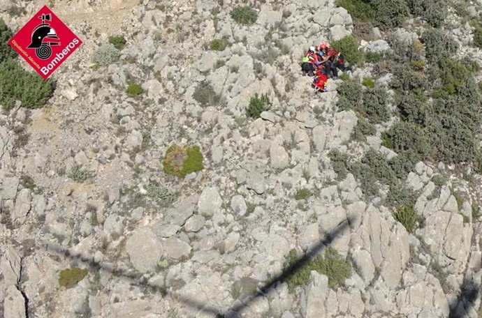 Rescatan en helicóptero a un hombre herido en la rodilla cerca de la cima del Puig Campana