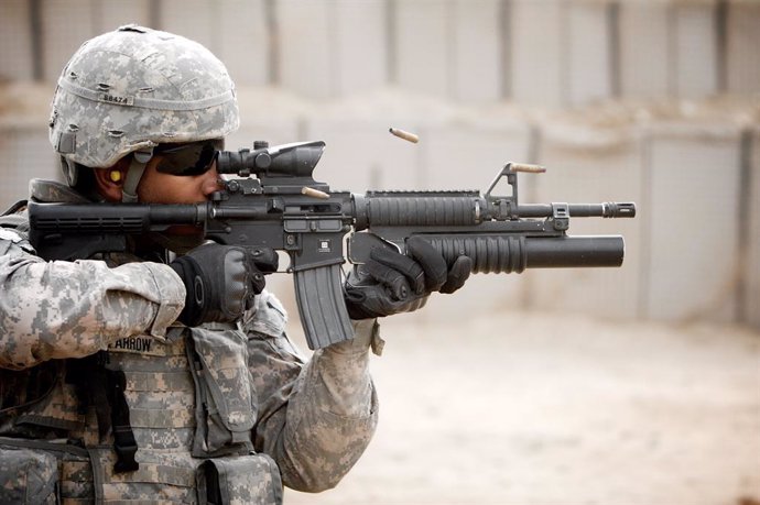 Archivo - Feb 19, 2009 - Baghdad, Iraq - A members of the U.S. Army 403 Civil Affairs unit practices firing his weapon at a range on Camp Liberty.  Despite having worked on the streets of Baghdad daily for nearly five months, this was the first time man