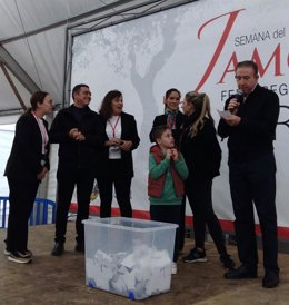 Sorteo de 'su peso en jamón' durante la la Feria Regional del Jamón y del Cerdo Ibérico de Aracena (Huelva).