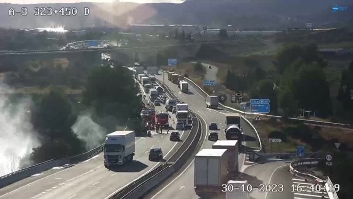Arde un camión en la A-3 en Chiva que obliga a cortar un carril y declarar la situación 1 del PEIF