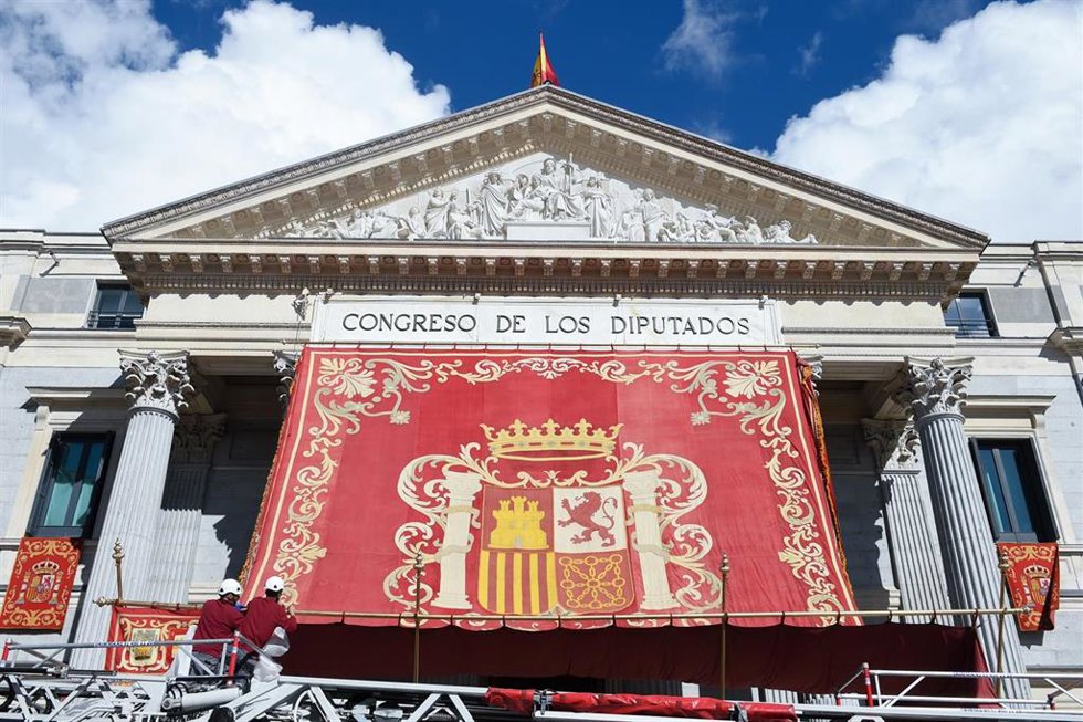 Colocación del baldaquino, el dosel de gala que se utiliza cuando los Reyes visitan el Congreso de los Diputados