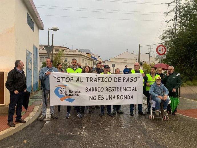 Concentración de vecinos de San Rafael de la Albaida contra la invasión de vehículos de paso que sufre el barrio.