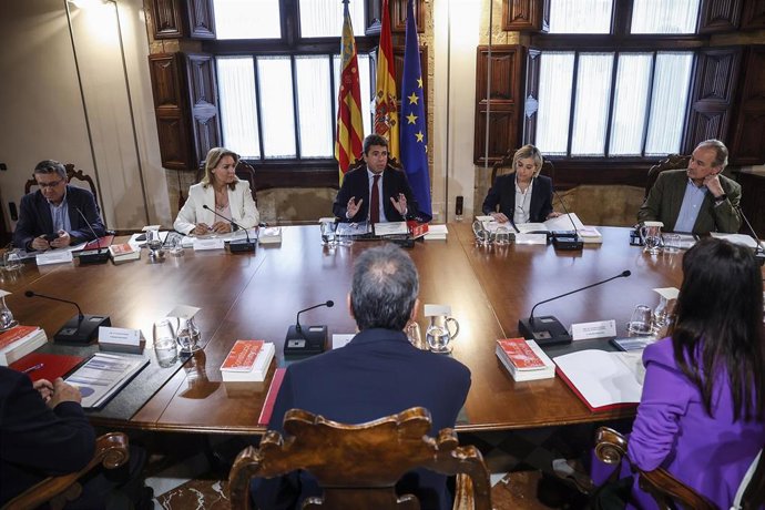 El 'president' de la Generalitat, Carlos Mazón (c), preside el Pleno extraordinario del Consell