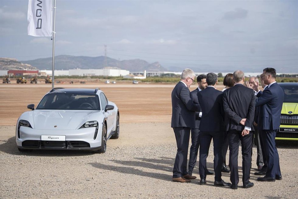 Archivo -  El presidente del Gobierno, Pedro Sánchez; el Rey Felipe VI y el responsable de tecnología del Grupo Volkswagen y presidente del Consejo de Supervisión de PowerCo, Thomas Schmall, durante el acto del inicio de la construcción de la gigafactor
