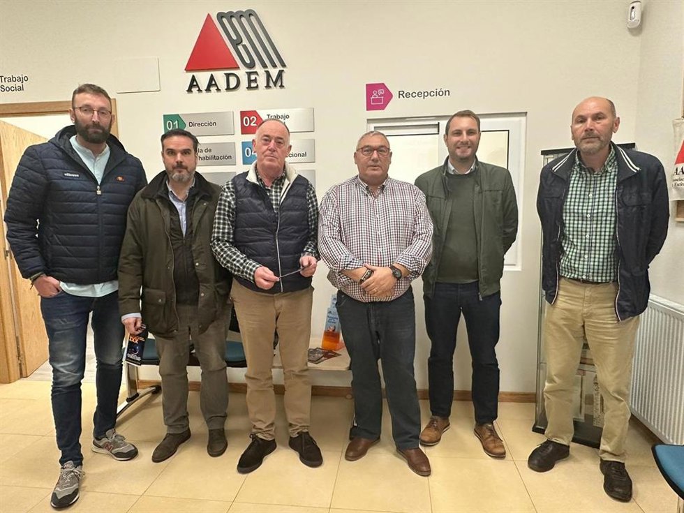 Adrián Pumares, segundo por la derecha