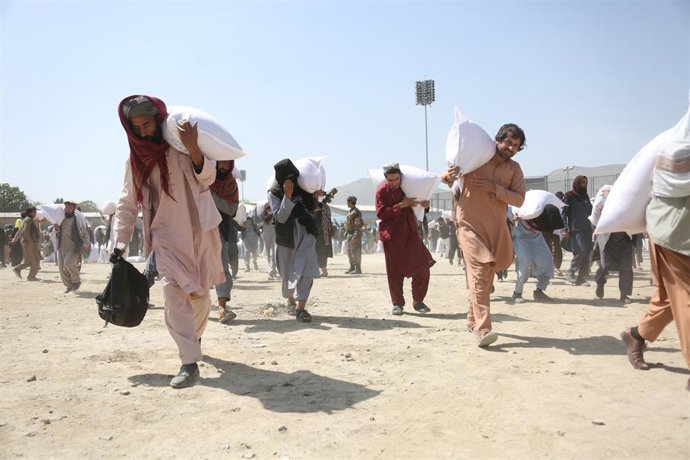 Archivo - KABUL, April 8, 2022  -- People receive food aid from China in Kabul, Afghanistan, on April 7, 2022. A fifth batch of food aid from China was distributed on Thursday in Afghanistan amid a humanitarian crisis in the war-torn country, which is s
