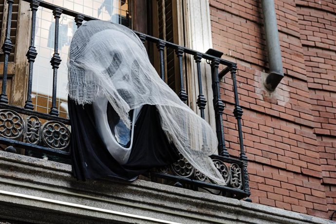Una máscara de un disfraz para Halloween en un balcón