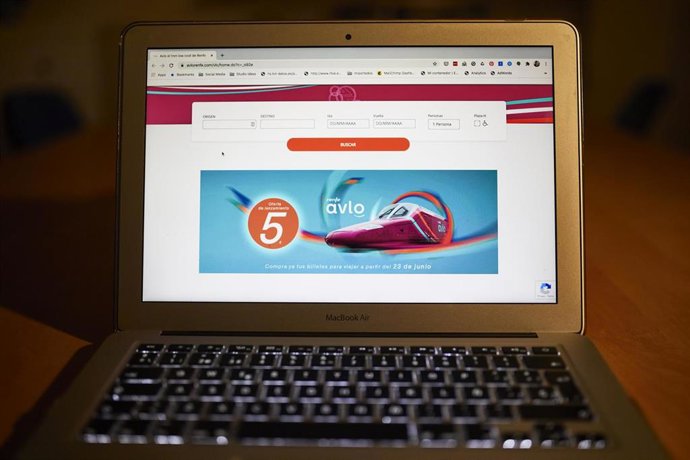 Archivo - Pantalla inicial de la página web de Avlo (Renfe) en un portátil, en Madrid