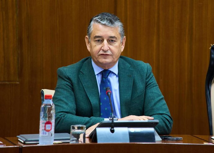 El consejero de la Presidencia, Interior, Diálogo Social y Simplificación Administrativa, Antonio Sanz, comparece en la comisión parlamentaria de la RTVA.