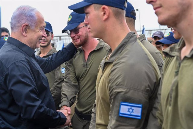 HANDOUT - 29 October 2023, Israel, Ashdod: Israeli Prime Minister Benjamin Netanyahu visits the southern sector Navy base in Ashdod. Photo: Amos Ben-Gershom/GPO/dpa - ATTENTION: editorial use only and only if the credit mentioned above is referenced in fu