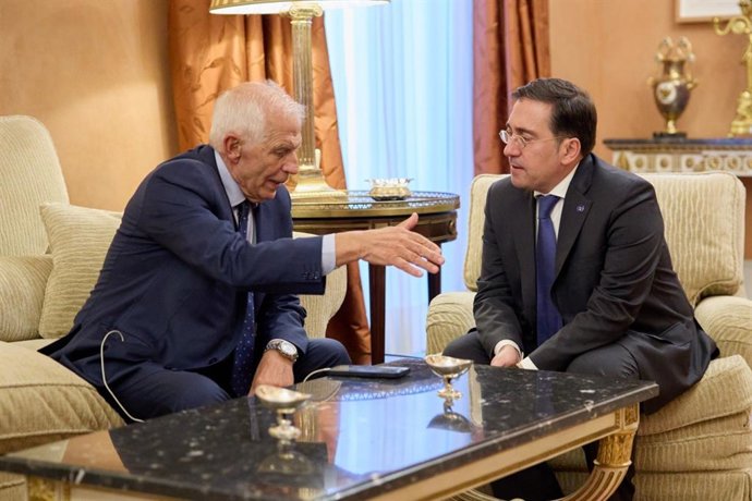 El ministro de Asuntos Exteriores en funciones, José Manuel Albares, se reúne con el Alto Representante de la UE para Política Exterior, Josep Borrell, en el Palacio de Viana