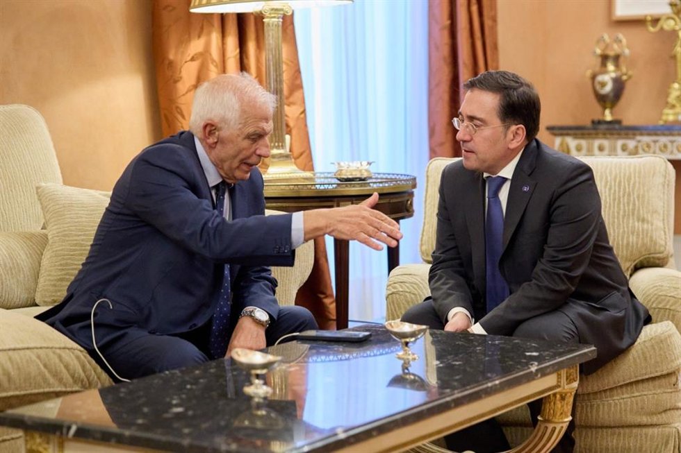 El ministro de Asuntos Exteriores en funciones, José Manuel Albares, se reúne con el Alto Representante de la UE para Política Exterior, Josep Borrell, en el Palacio de Viana