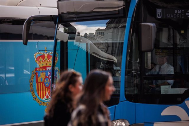 Vista del escudo de España en un autobús durante los preparativos del acto para la jura de la Constitución de la Princesa Leonor