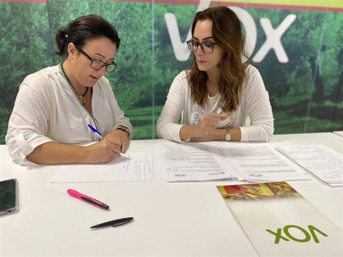 La portavoz de Vox en la Diputación de Córdoba, Yolanda Almagro (dcha.).