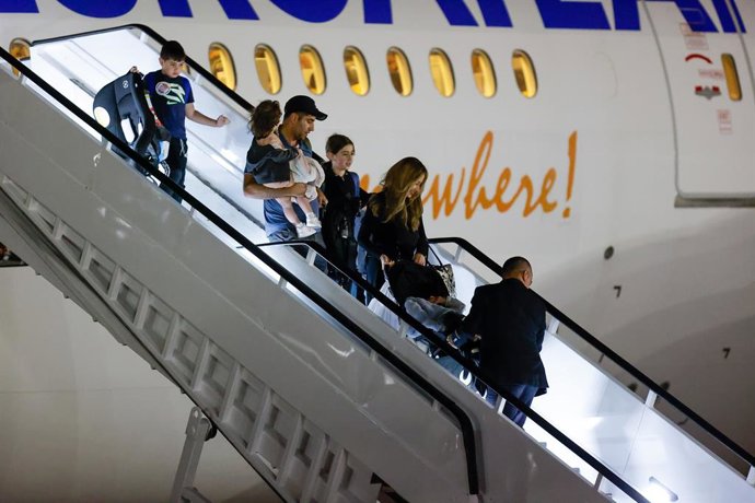 October 16, 2023, Tampa, FL, US: A chartered flight organized by Project Dynamo arrives to Tampa International Airport on Sunday, Oct. 15, 2023. The flight organized by Project Dynamo had 270 evacuees from Israel including 91 children and four dogs.