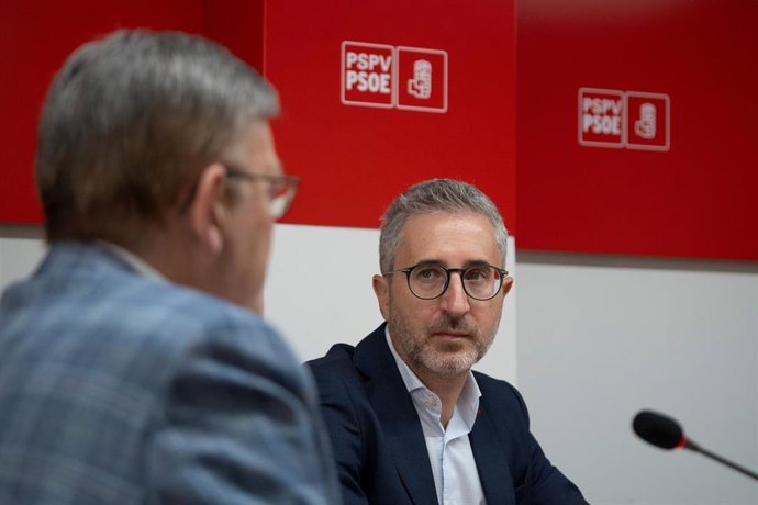 El secretario general del PSPV-PSOE, Ximo Puig (i), y el conseller de Hacienda en funciones, Arcadi España (d), en imagen de archivo