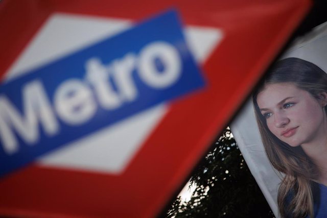 La cara de la Princesa Leonor cerca de una parada de metro durante los preparativos del acto para la jura de la Constitución de la Princesa Leonor