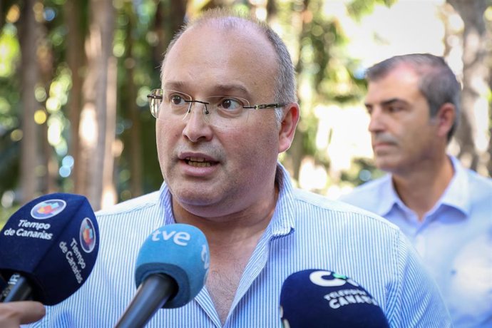 Archivo - El vicesecretario nacional de Coordinación del PP, Miguel Tellado, atiende a los medios en la clausura del acto de inicio del nuevo curso político del Partido Popular de Canarias, en los Jardines de la Marquesa de Arucas, a 16 de septiembre de