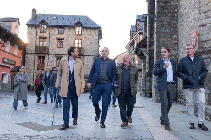 El presidente del Gobierno de Aragón, Jorge Azcón, ha presentado el Plan Pirineos en Panticosa.