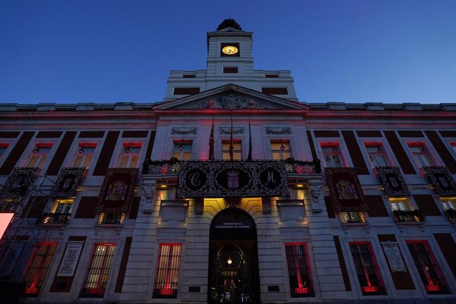 Fachada de la Real Casa de Correos iluminada con motivo de la Jura de la Constitución de la Princesa de Asturias