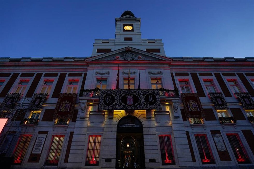 Fachada de la Real Casa de Correos iluminada con motivo de la Jura de la Constitución de la Princesa de Asturias